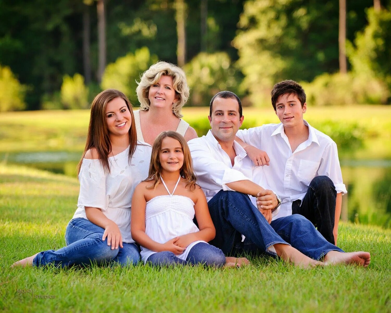 Группа семья видео. Семейный портрет на природе. Семейный групповой. Портреты семей фотосессии. Семейный портрет в полный рост на природе.