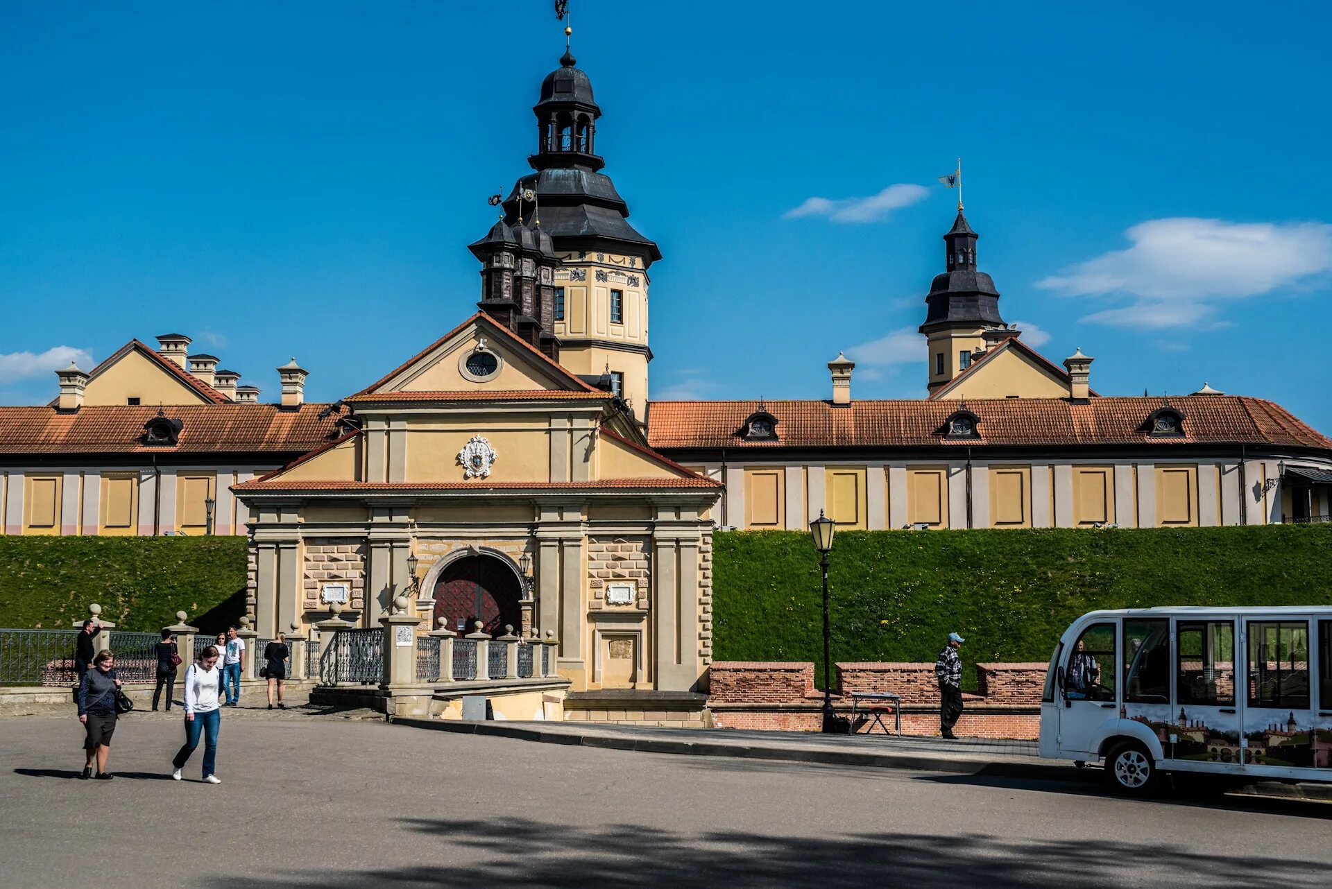 Минск мирский замок. Мирский замок. Город новогрудок гродненской области памятник замку. Браславские озера зона отдыха. Куда съездить с ребенком в беларуси.