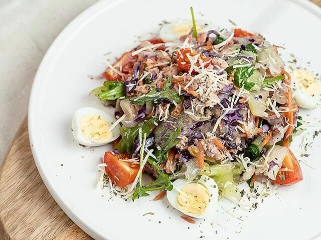 Салат из тунца с огурцом. Салат с тунцом и айсбергом. Салат с тунцом и айсбергом. Салат айсберг тунец кукуруза. Салат с тунцом консервированным и салатом айсберг.