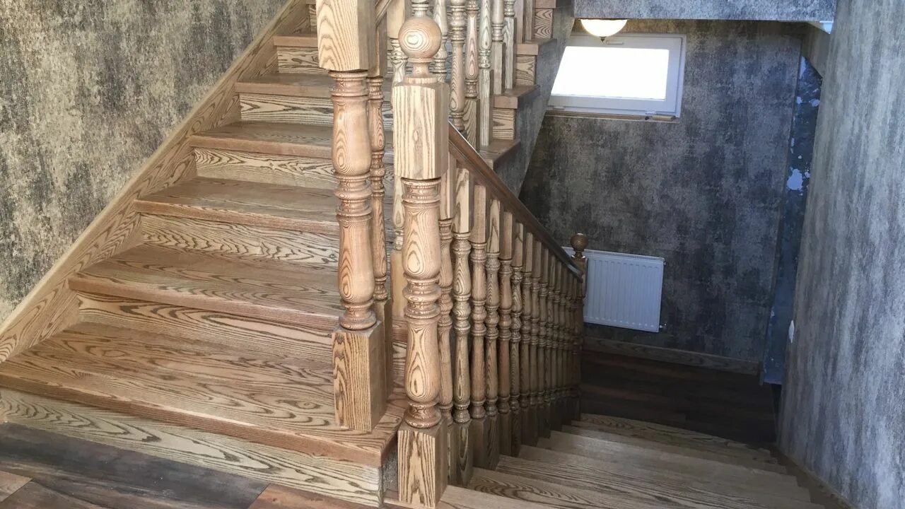 Ступени россия. Состаренные лестницы. Брашированная лестница. Старинная деревянная лестница. Лестница из брашированного дерева.