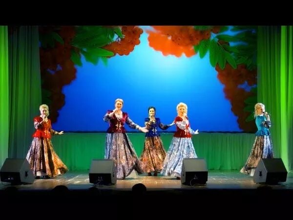 Рябиновые бусы на прозрачном фоне. Грета рябиновые бусы. Торт рябиновые бусы. Ансамбль рябиновые бусы воротынска. Рябиновые бусы на шее.