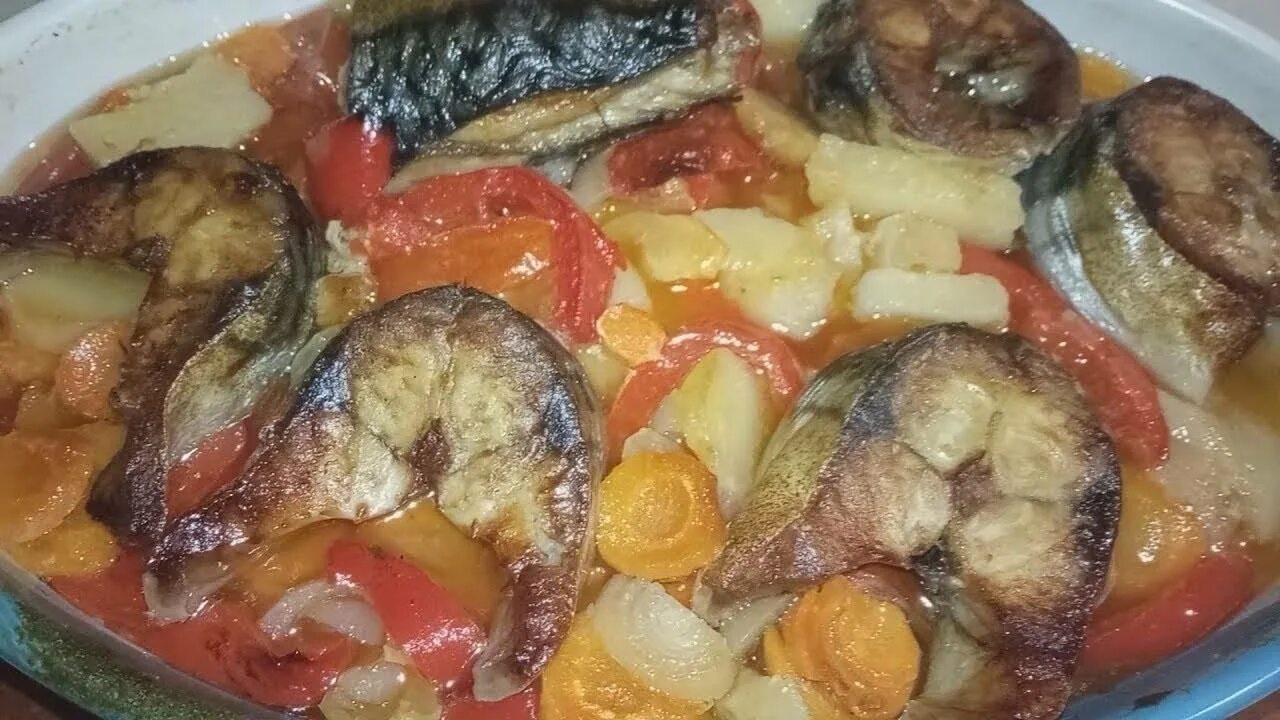 Рыба с овощами на зиму скумбрия. Скумбрия в духовке с картошкой и овощами. скумбрия с овощами на сковороде. скумбрия тушеная с овощами в духовке. скумбрия тушеная с овощами.