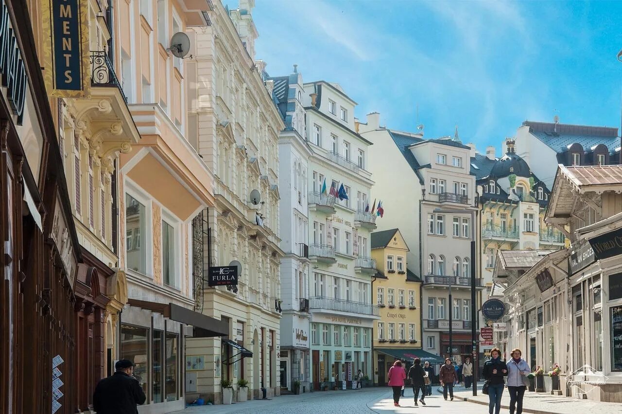Карлов улица. Рождественские улочки карловы вары. карловы вары пешие прогулки. карловы вары улица с перекрестком. старая прага улочки карловы вары.