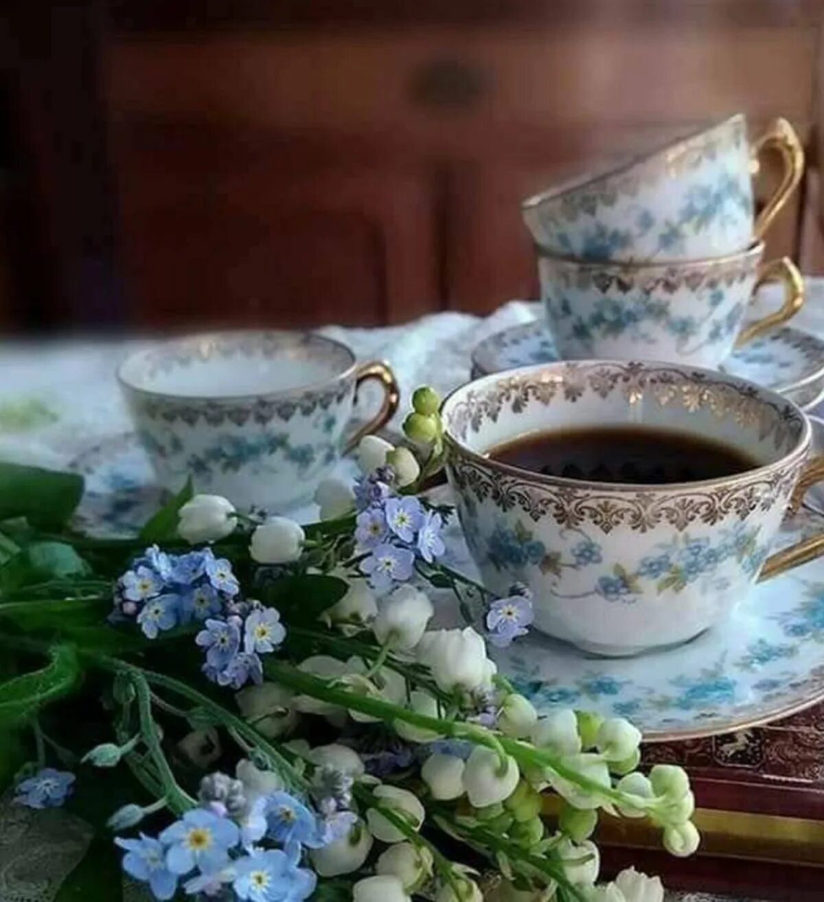 Доброе утро с чаем. Утро чай цветы. Чаепитие и цветы. Доброе утро чашка чая.
