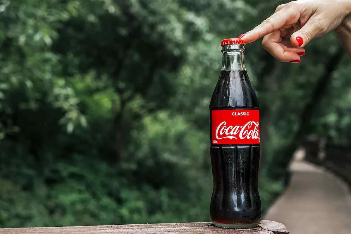 Coca cola прикол. Кока кола. Coca cola афганистан. Банка колы на природе. Флеш кола.