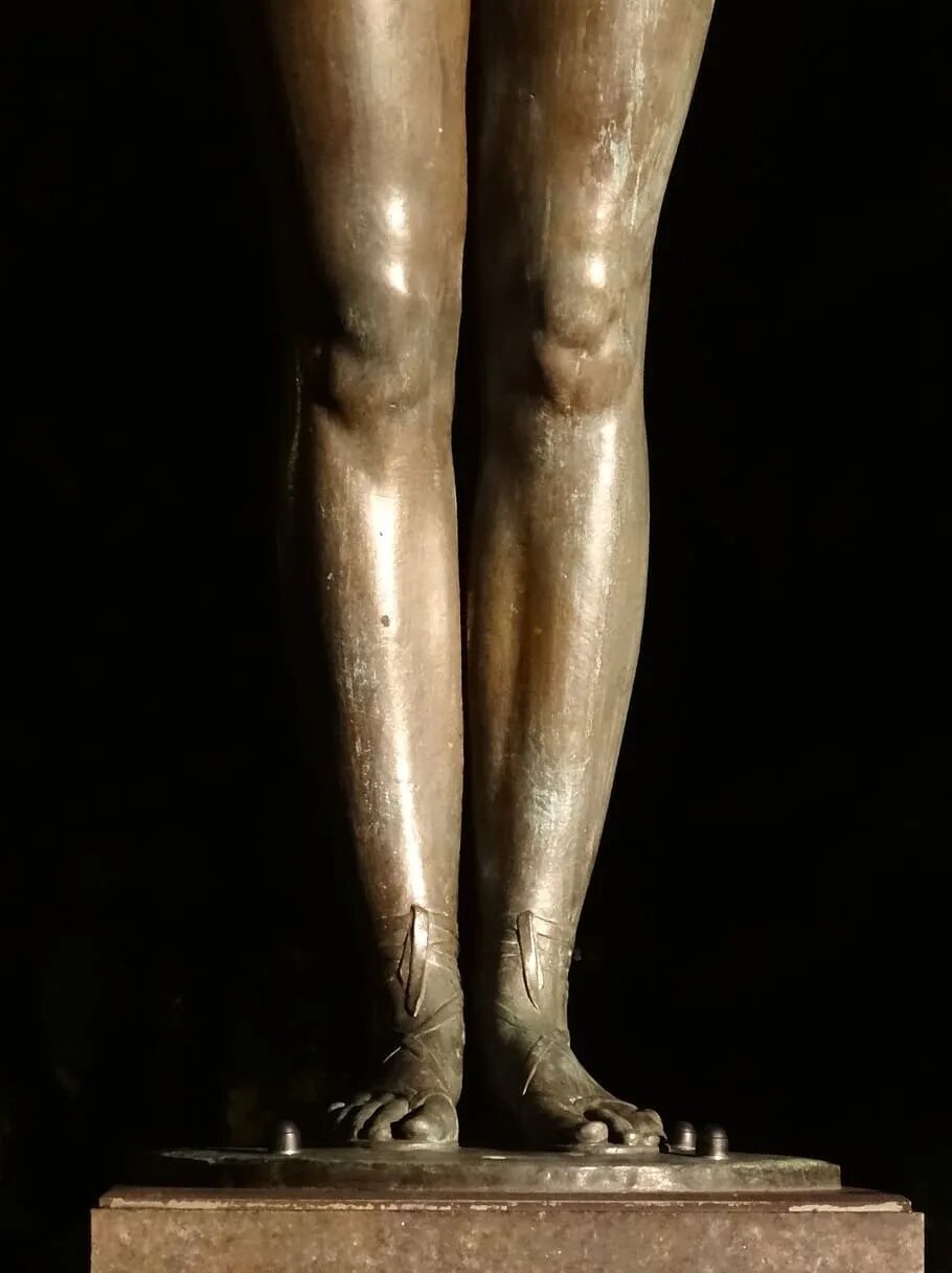 Нога статуя. Скульптура ноги. Женские ноги скульптура. Ноги античные статуи. Женская стопа скульптура.