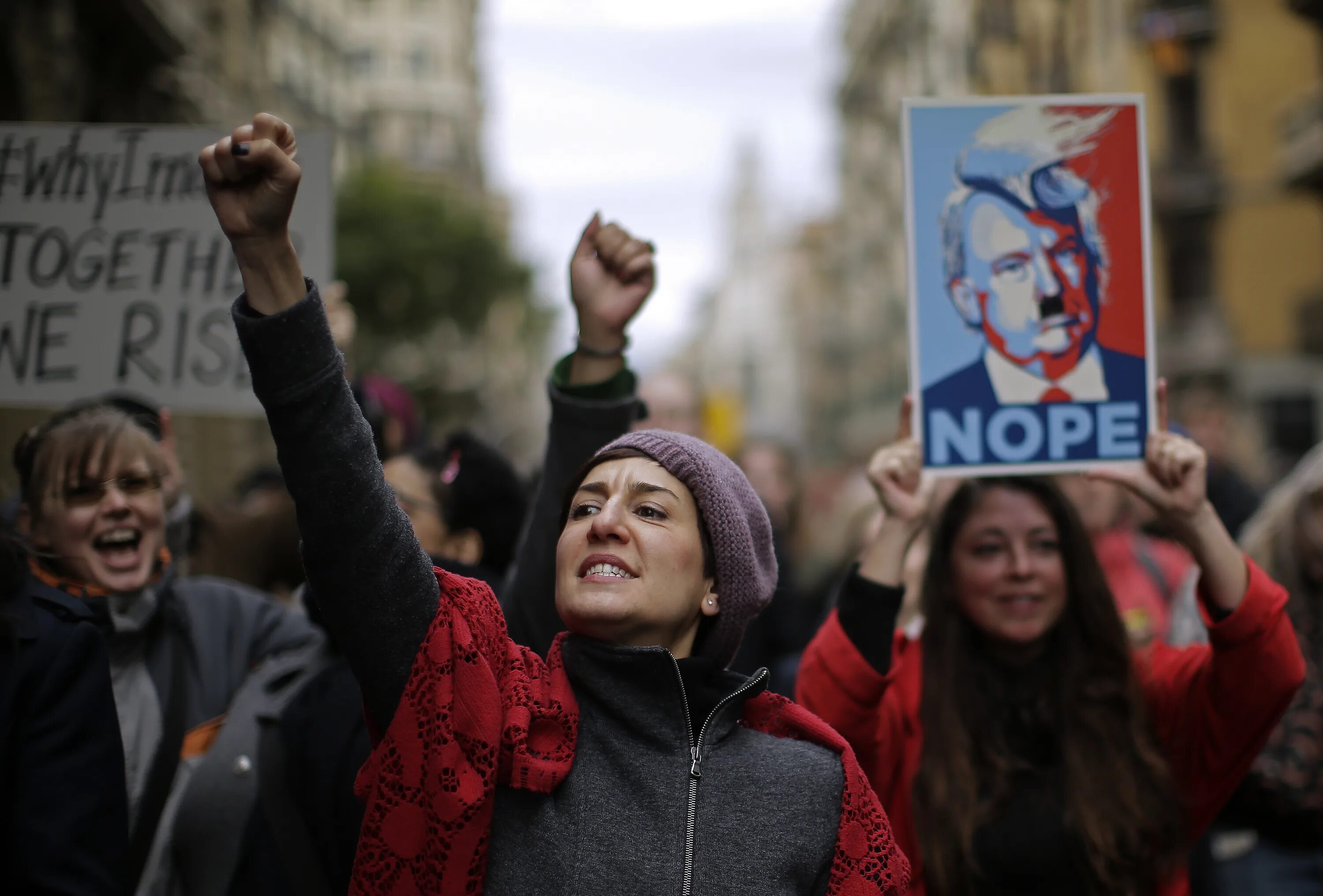 Мотоциклист в толпе феминисток. Протесты феминисток. Женщины протестуют. Женщины против феминизма.