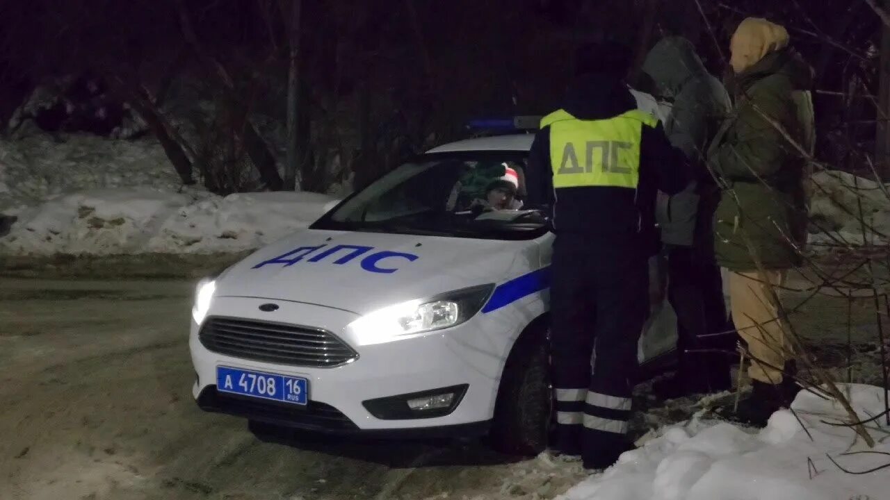 Имеют право ппс останавливать машины. 02 Полиция. Полиция с цветами. Черная полиция.