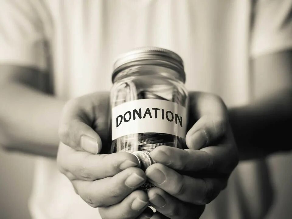Charity event. Семейное добровольчество. Донат банка. Charity shop картинка. Благотворительность фотосток.