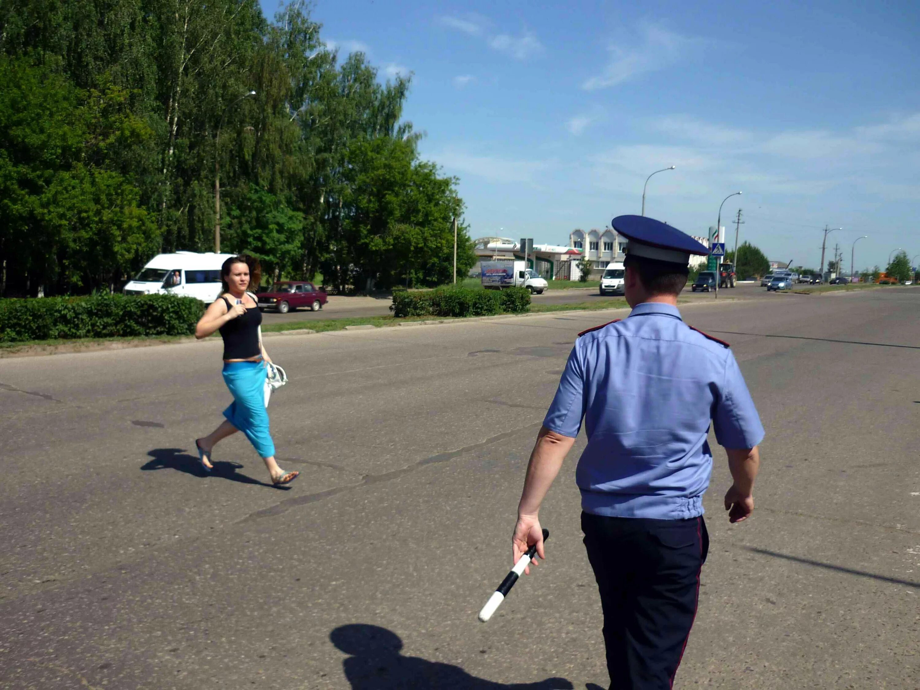 Нарушение правил пешеходом. Пешеход в неположенном месте. Пешеход переходит дорогу в неположенном месте. Пешеходы нарушители. Пешеход перебегает дорогу в неположенном месте.