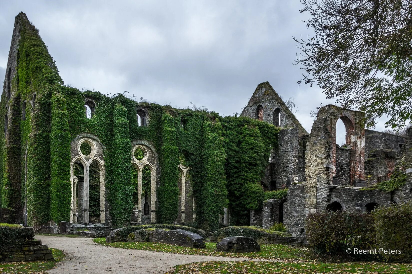 Рипон англия. Достопримечательности лондона вестминстерское аббатство. Аббатство кайлмор (kylemore abbey), ирландия. Аббатство святой марии шотландия. Аббатство мелроуз шотландия.