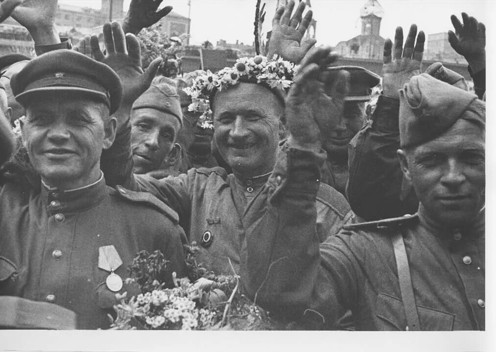 Военные фотографии победа. Кадры Победы 1945. Встреча победителей на белорусском вокзале 1945 год. Солдаты Победы 1945. Встреча победа май 1945.