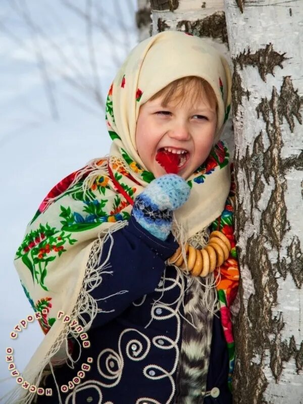 Красивый платок на масленицу. Русский платок на Масленицу. Девушка в платке Масленица. Devochka v plavke. Платки для Масленицы для девочек.