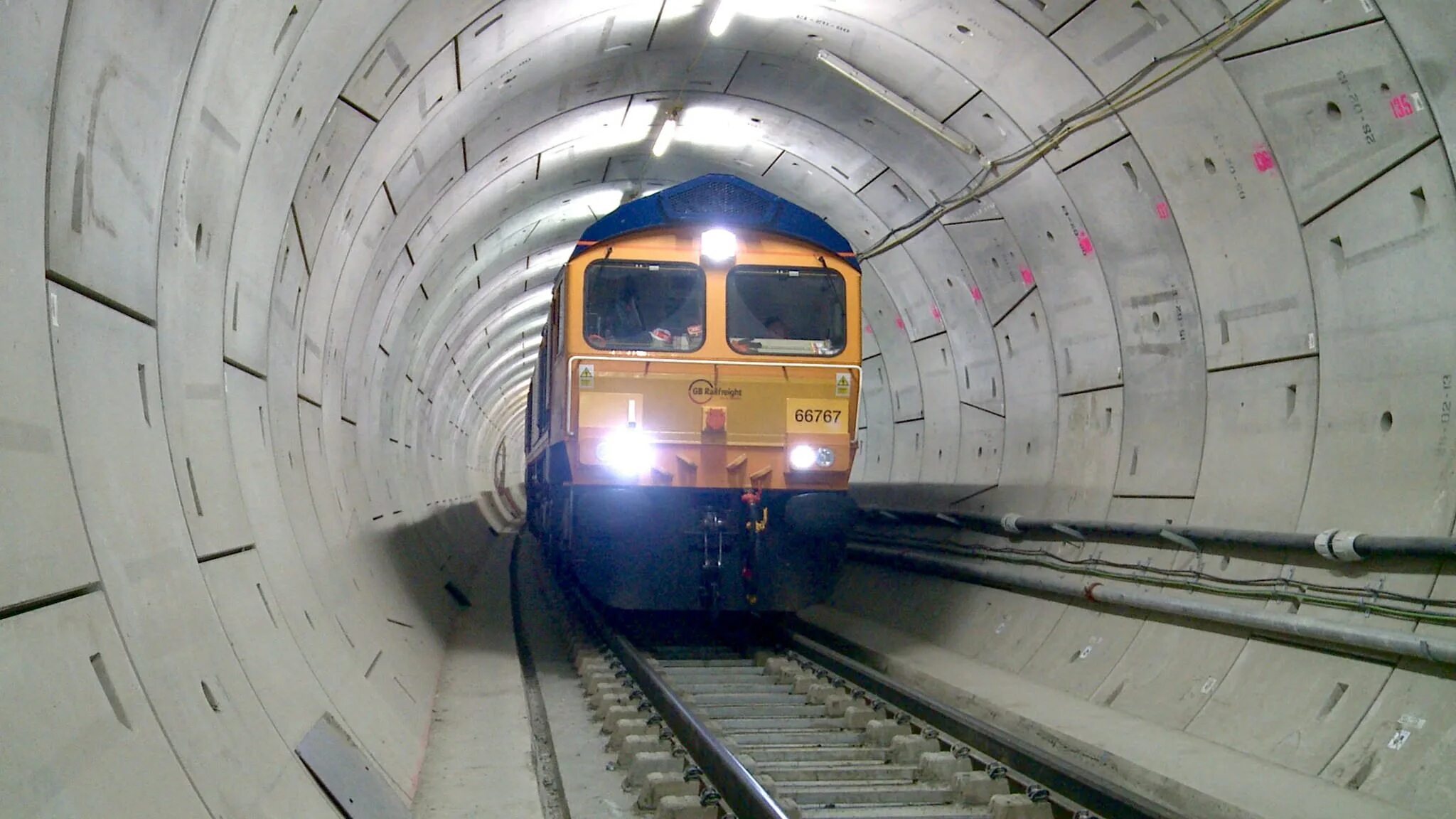 Перед входом в тоннель пассажирского поезда. Тоннель под Беринговым проливом. Тоннель метро. Тоннель метрополитена. Поезд в тоннеле.
