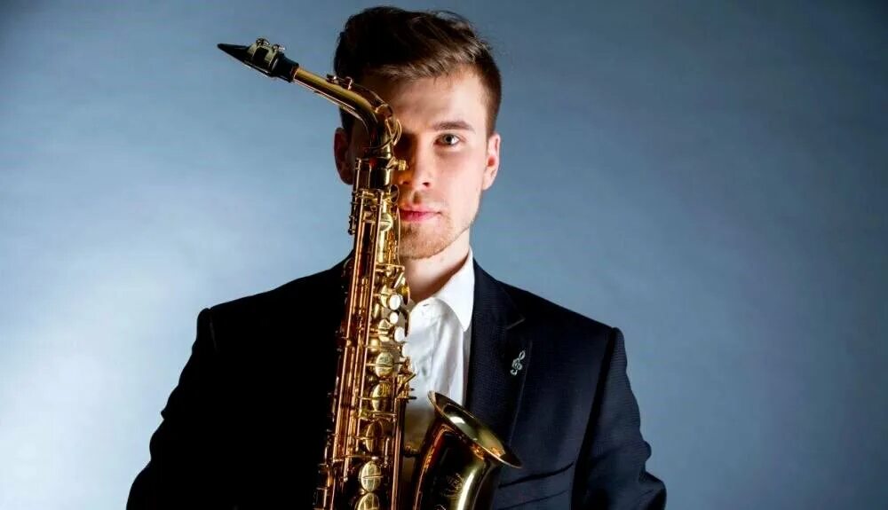 Мужик с саксофоном. Парень с саксофоном. Саксофон и музыкант. Мужчина с саксофоном. Джаз саксофон.