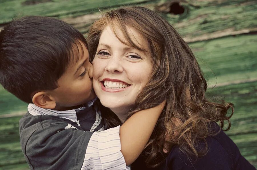 семейные фотографии. любительские семейные фотографии. фотография мамы и сына трогательные. мать с ребенком. мама и взрослый сынсын.