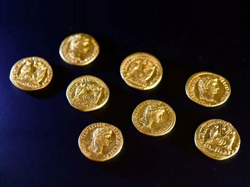Золотые монеты. Золотые монеты Сианьского музея. Золотые монеты древнего Рима. Монеты золотые 1570годо. Старинные римские золотые монеты.