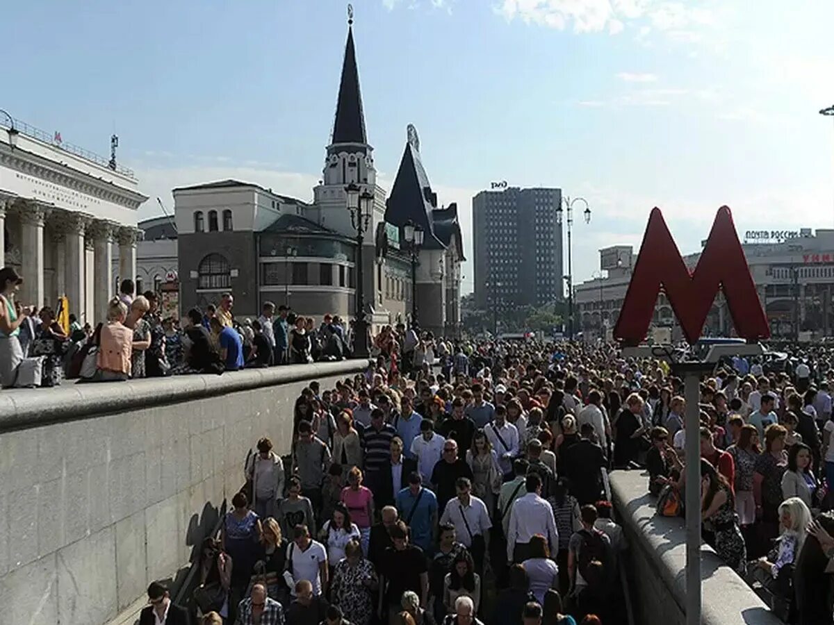 Москва час пик площадь трех вокзалов. Много людей на площади. Москва люди. Москва много людей. В москве проживает человек