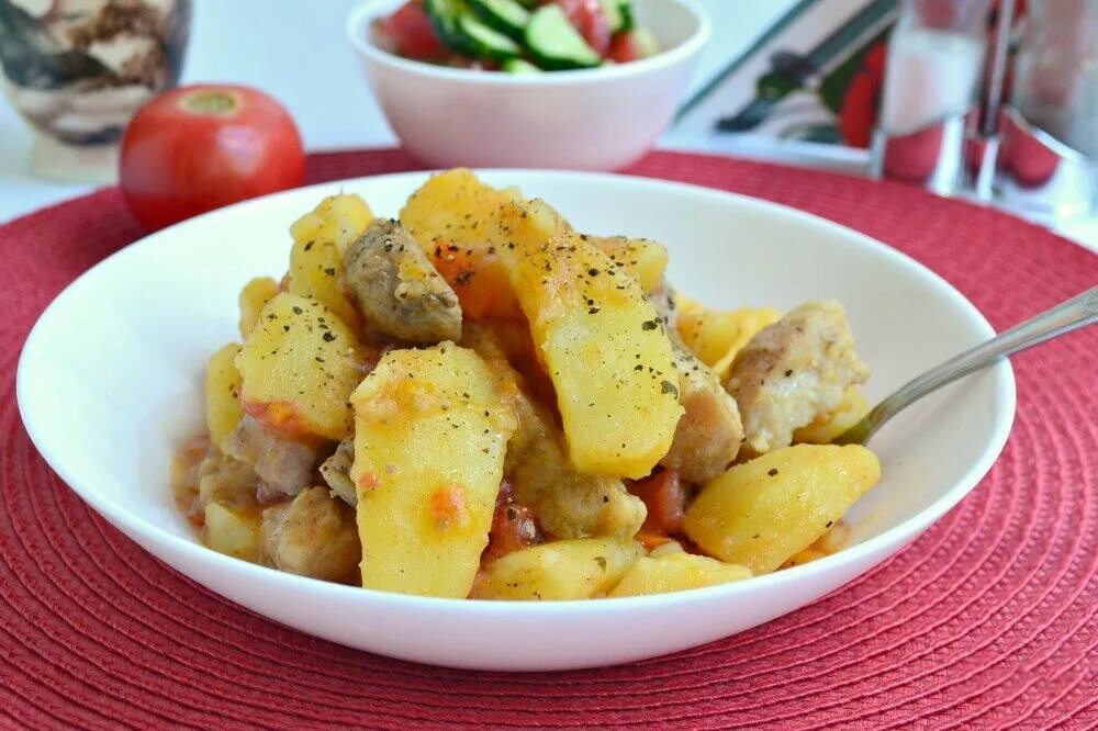 Тушеная картошка с овощами в мультиварке. Тушеный картофель. тушеная картошка. свинина с картошкой в мультиварке. картофель тушеный со свининой.