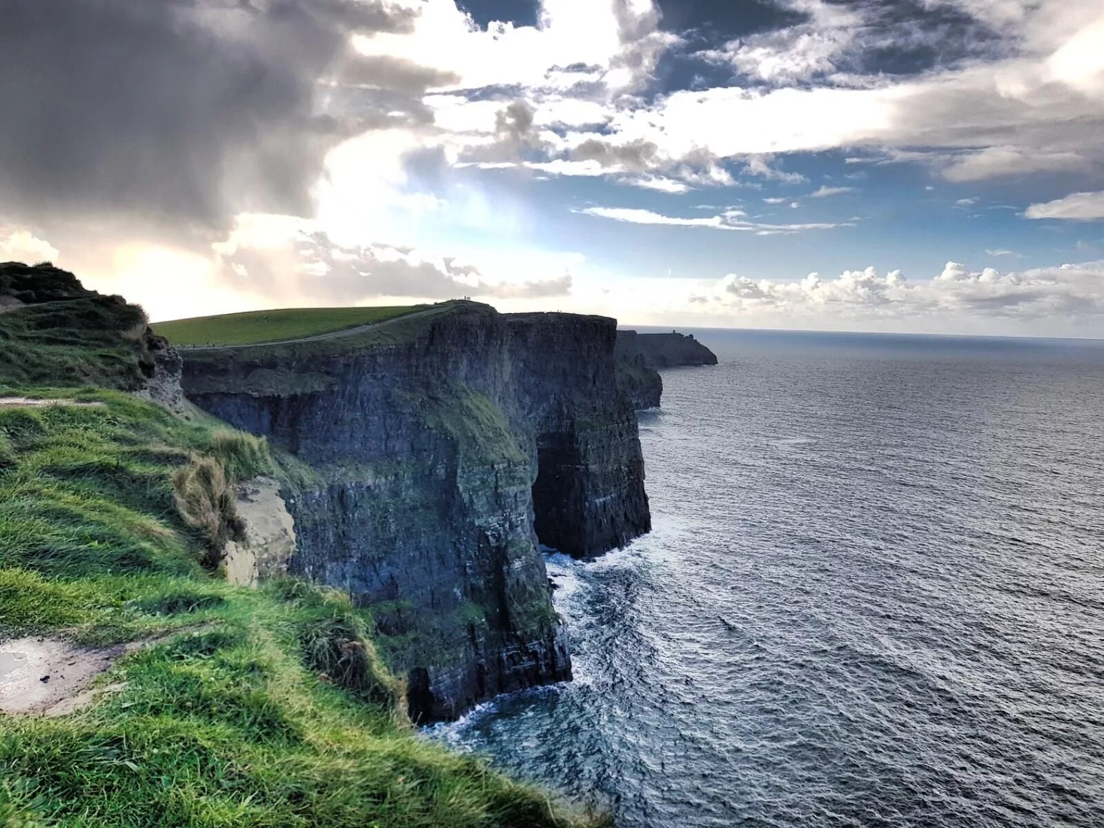Клиф какого. Cliffs of Moher Ирландия. Ирландия горы мохер. Утёсы мохер Ирландия. Ирландия мыс мохер.