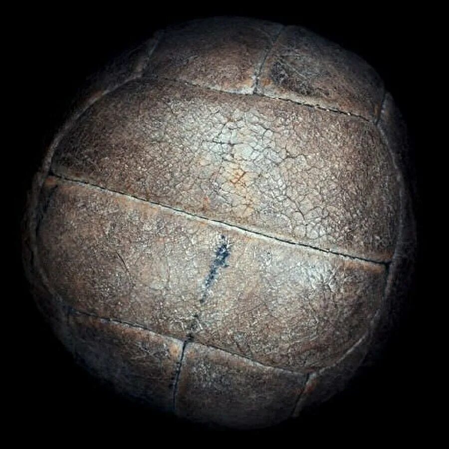 Первый мяч в футболе. Самый первый мяч. Древний мяч. Первый футбольный мяч. Самый первый мяч в мире.