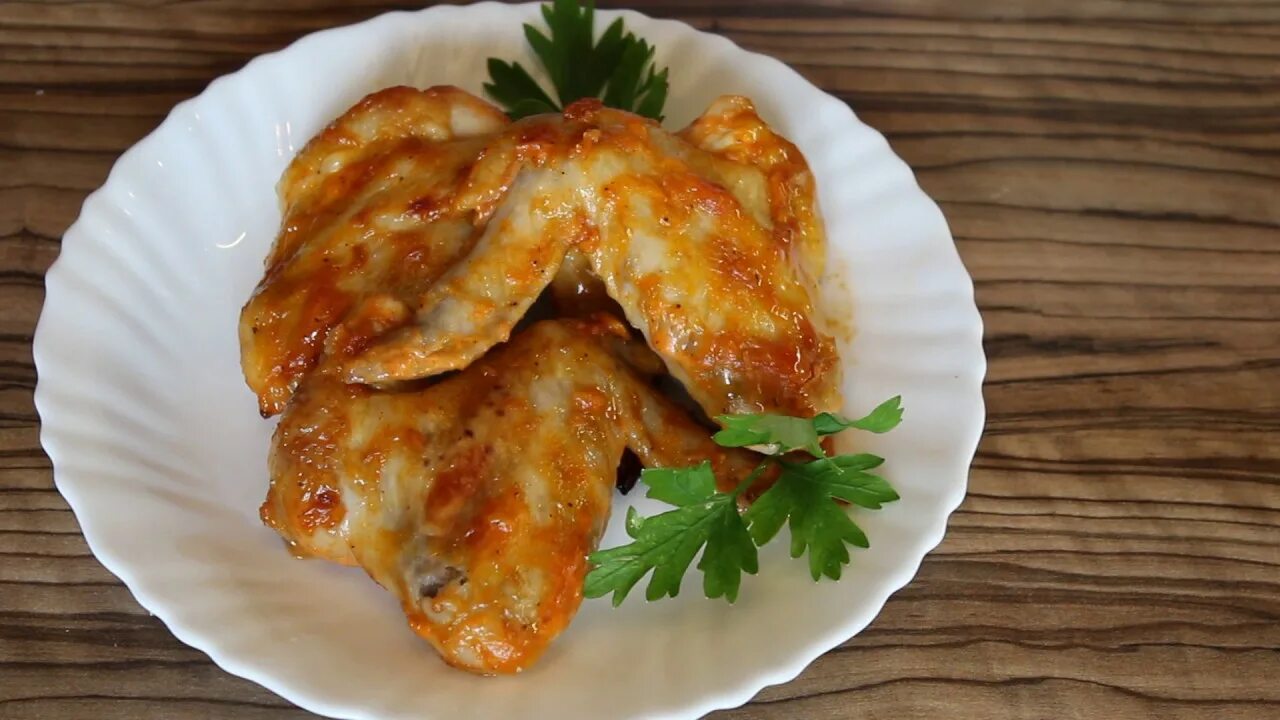Приготовить крылышки куриные хрустящие как вкусно. Запечённые крылышки в духовке. куриные крылышки в духовке. куриные крылья запеченные. крылья жареные в духовке.