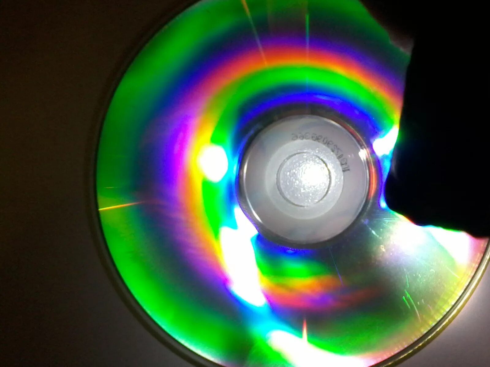 Интерференция 2024. Дифракция света на компакт диске. Дифракционная решетка компакт диска. Дифракция света Радуга. Дифракция на диске CD.