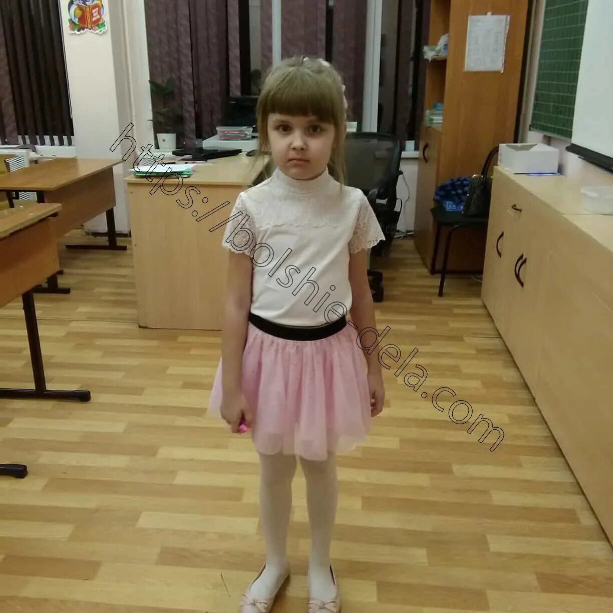 Аутизм девочке 4 года. Девочка с аутизмом. софья плохих. девочка аутист в платье. красивые девушки с аутизмом.