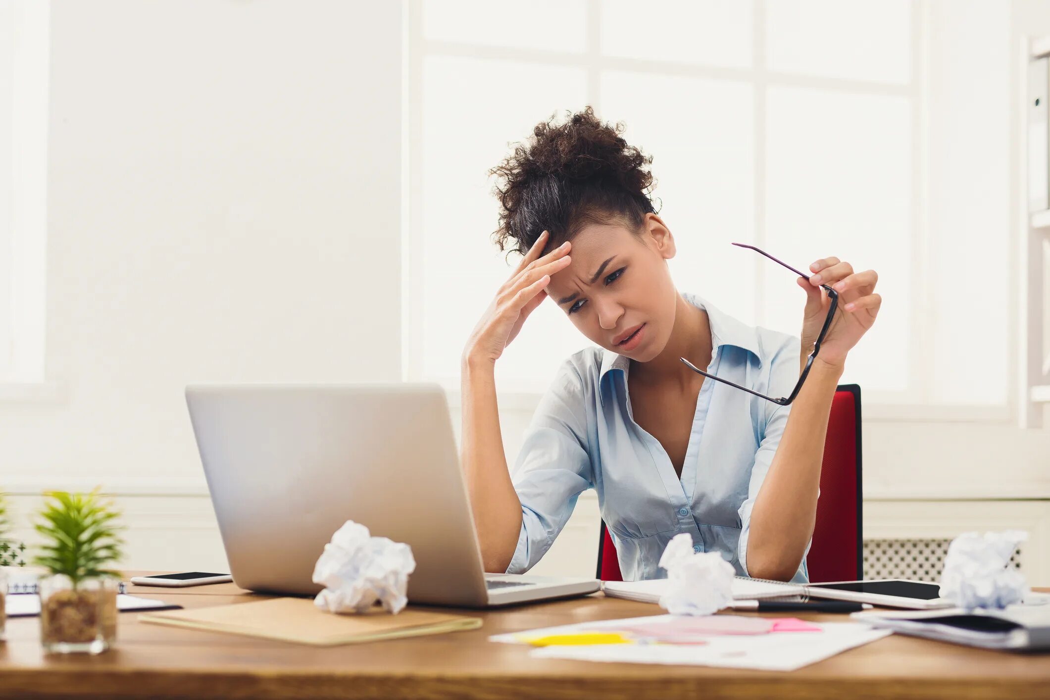 Can be stressful. Бизнесвумен стресс. Женщина в стрессе. Дедлайн в офисе. Стресс за компьютером.