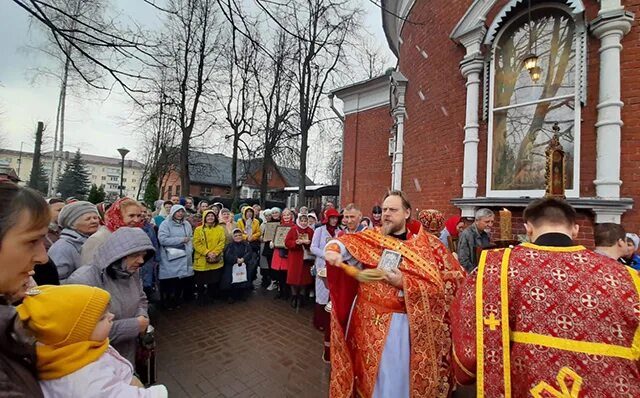 служба в храме клина