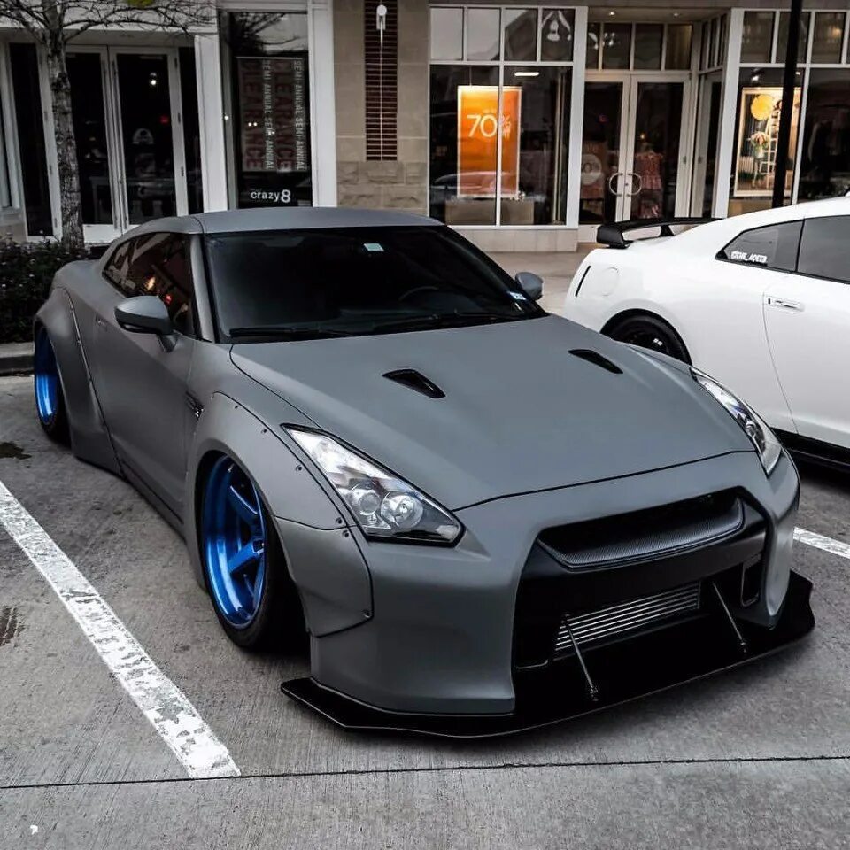Nissan gt-r 35. Дерзкие машины. Дерзкий автомобиль. Фотосессия с машиной девушки. Мазерати.