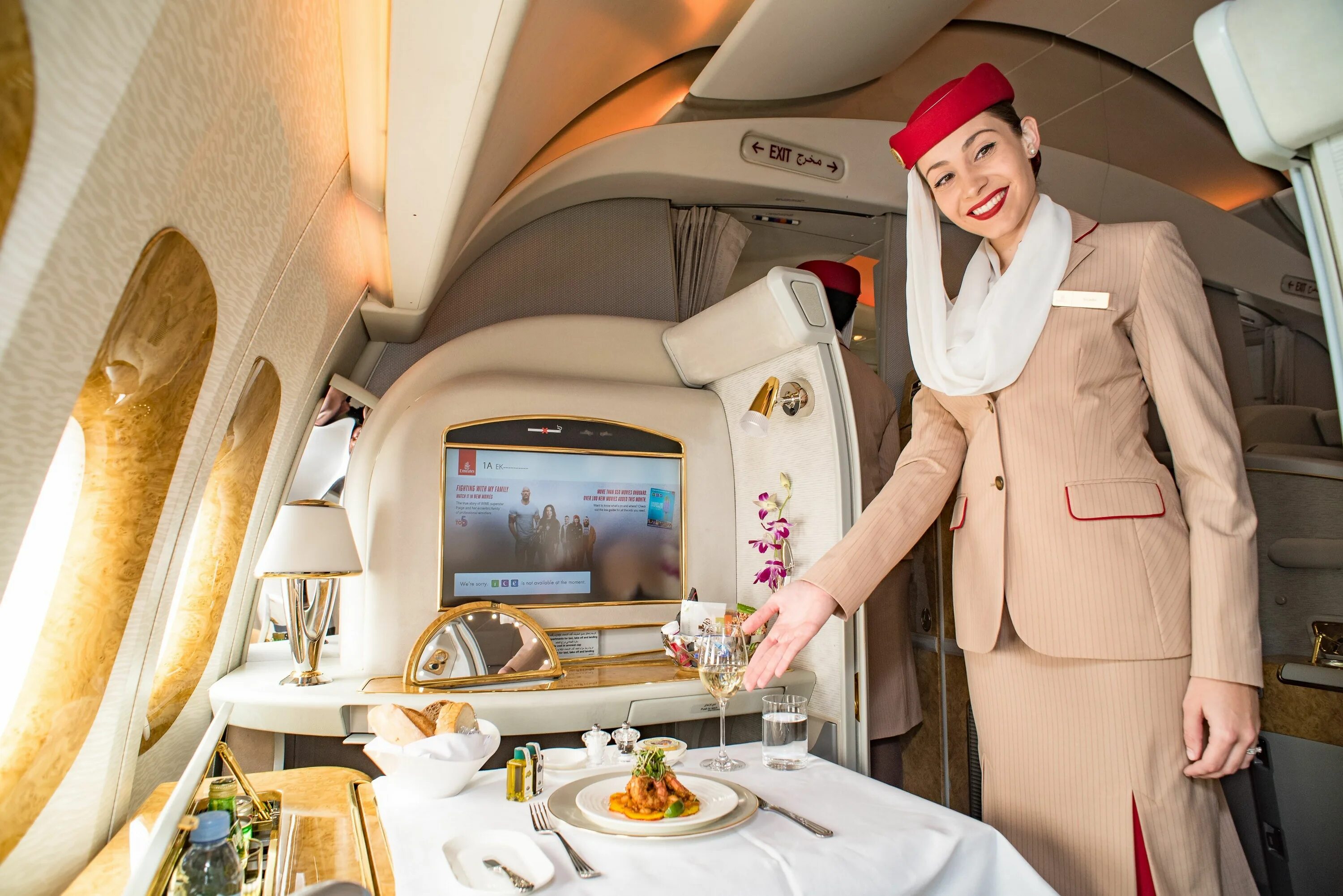 First class 0. Airbus a380 Emirates первый класс. Первый класс Дубай Эмирейтс. Первый класс Эмирейтс. Дубайская авиакомпания Emirates.