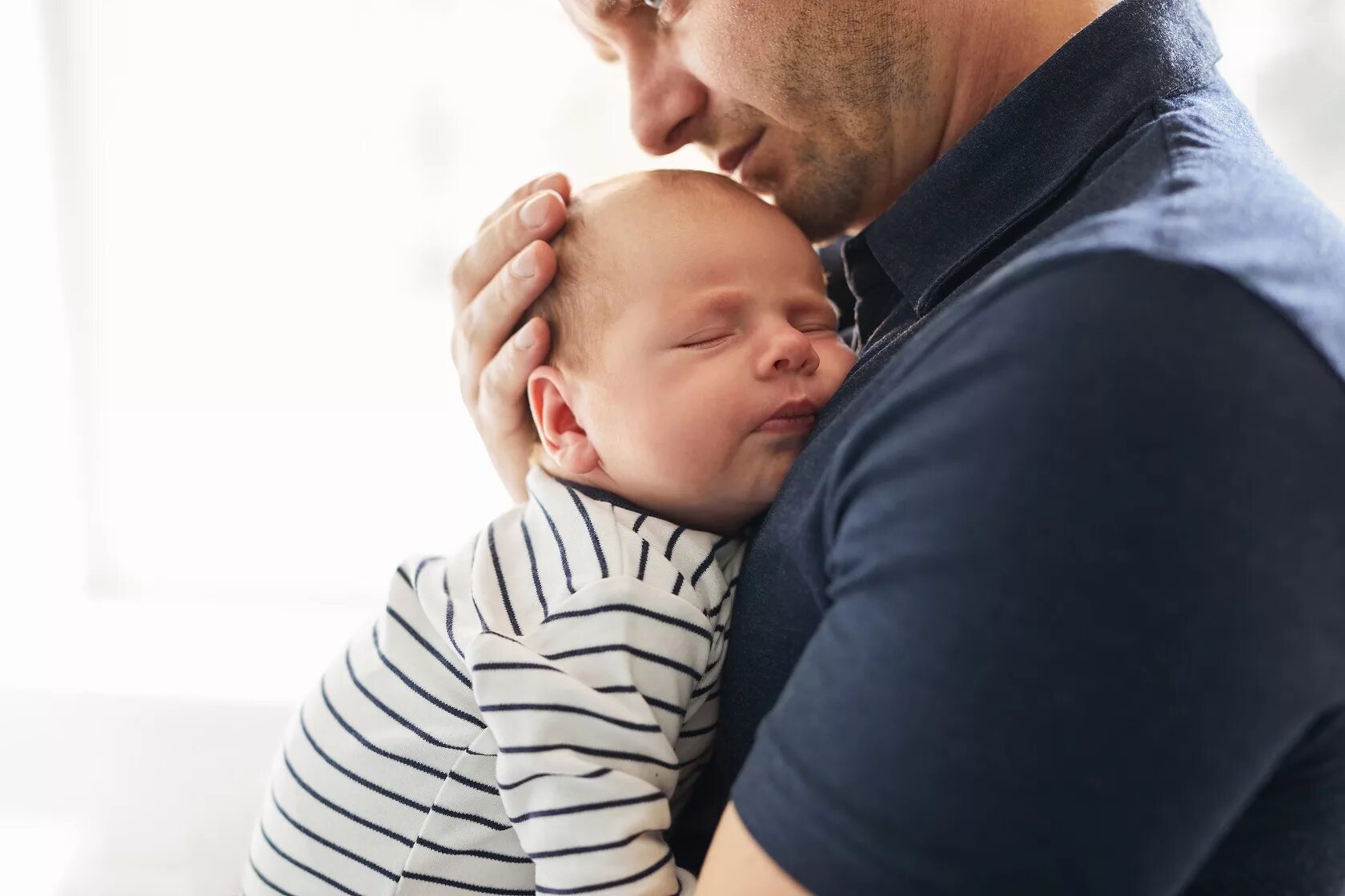 Daddy work. Отец с новорожденным ребенком. Отец держит ребенка. Послеродовая депрессия у отцов. Папа с грудным ребенком.