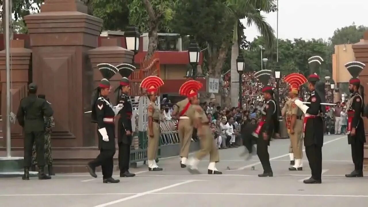Видео индийско пакистанской границе. Смена караула на границе индии и пакистана. Смена караула между индией и пакистаном видео. Почетный караул индия пакистан. Смена караула на границе индии и пакистана.