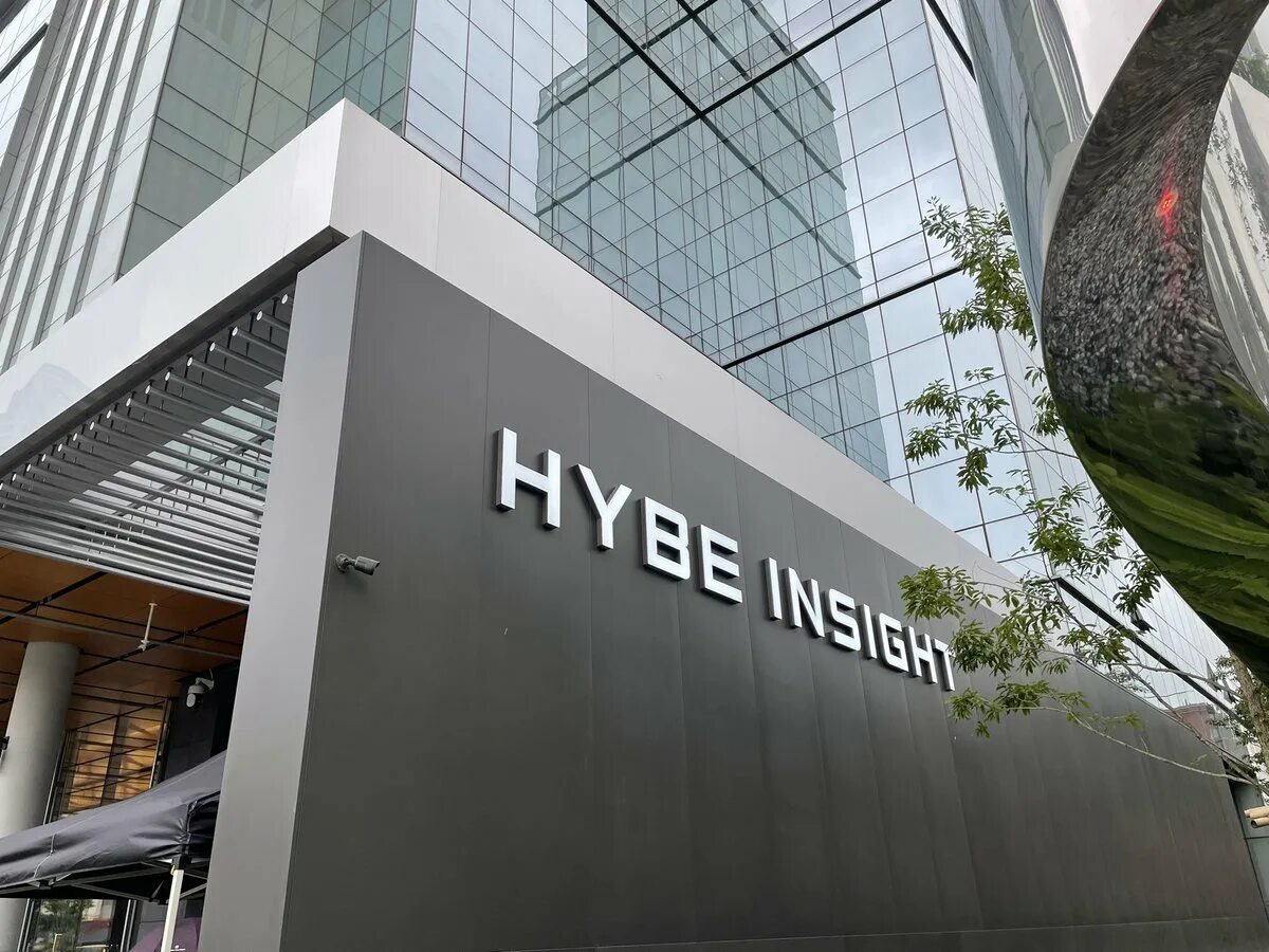 Хайб интертеймент. Hybe Insight музей. Hybe, музей БТС. Сеул здание hybe. Big Hit Entertainment здание 2021.