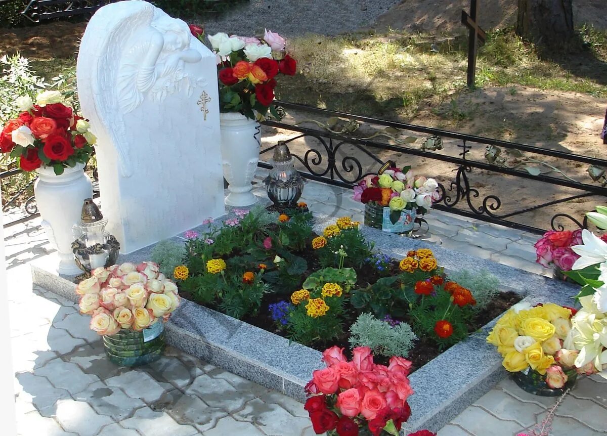 Цветы на кладбище спб. Украшение могилы цветами. Красивое украшение могил цветами. Украшение цветников на могилах. Украсить могилу.