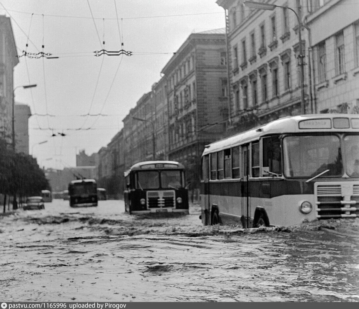 Наводнение Неглинная 1965. Наводнение в Москве 1965 год. Наводнения в Москве в Москве в 1965. Наводнение в Москве Неглинка 1965.