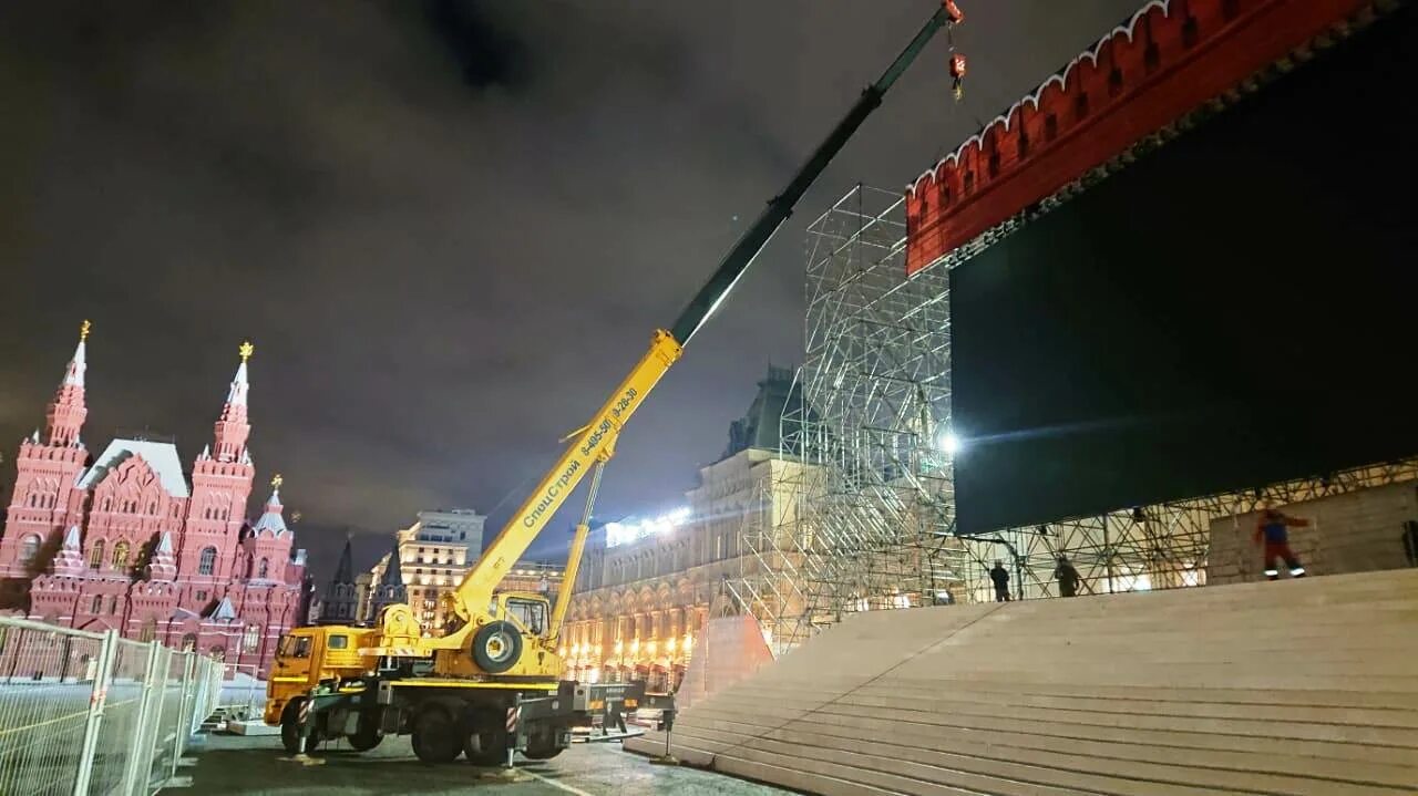 Красная площадь новый год. На красной площади установили сцену. Москва красная площадь монтаж сцены.