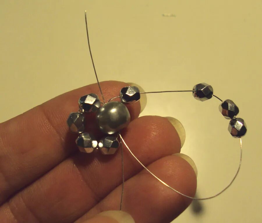 Глаза для игрушек. Бусинки на проволоке. Две маленькие закрепленные бусинки расположенные. Две маленькие бусинки с зарядом +q и -3q. -q и +q q>0.