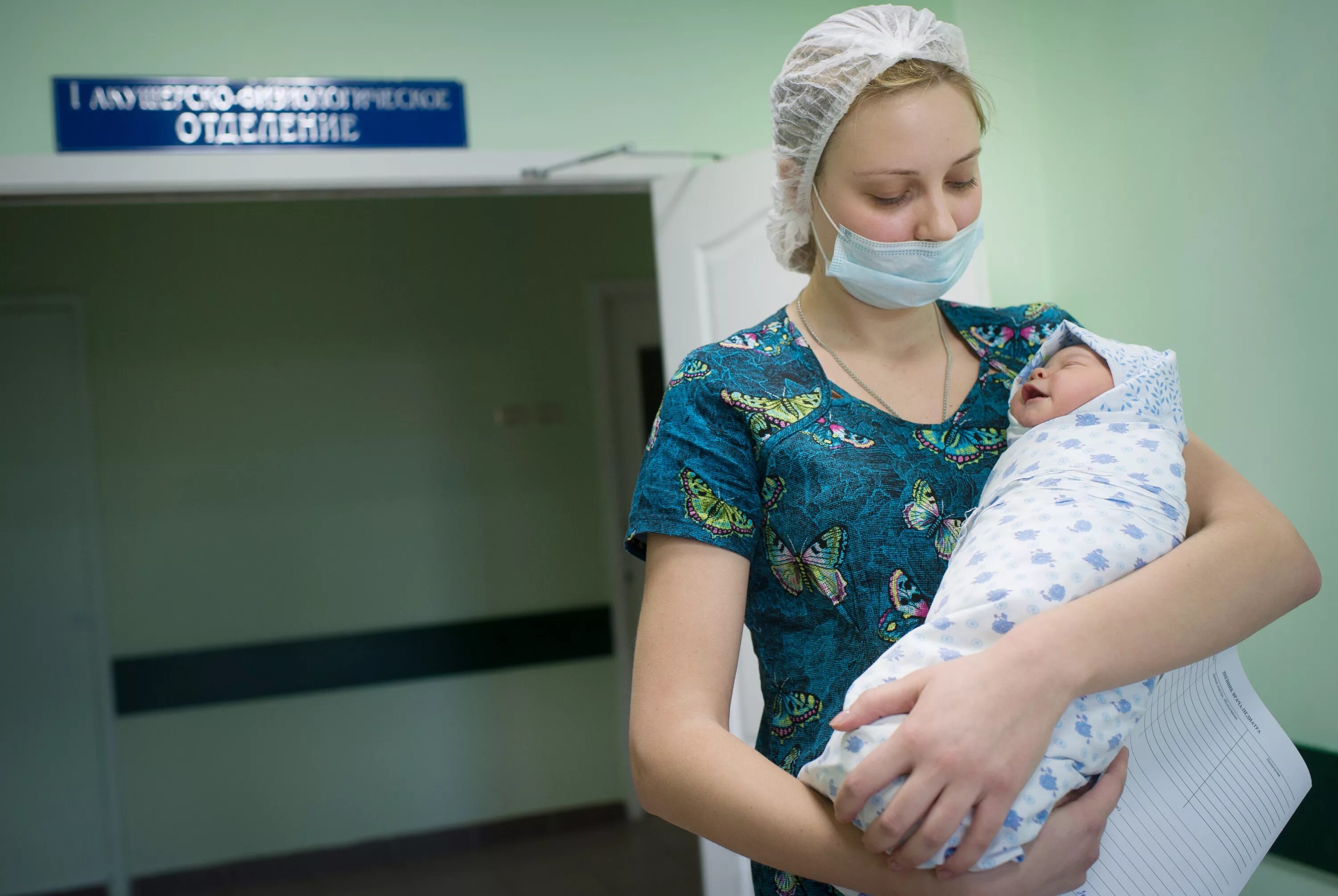 Медсестра с новорожденным. Роддом вакансии акушеров. Новорожденный в родзале. Роддом вакансии акушеров. Роддом вакансии акушеров.