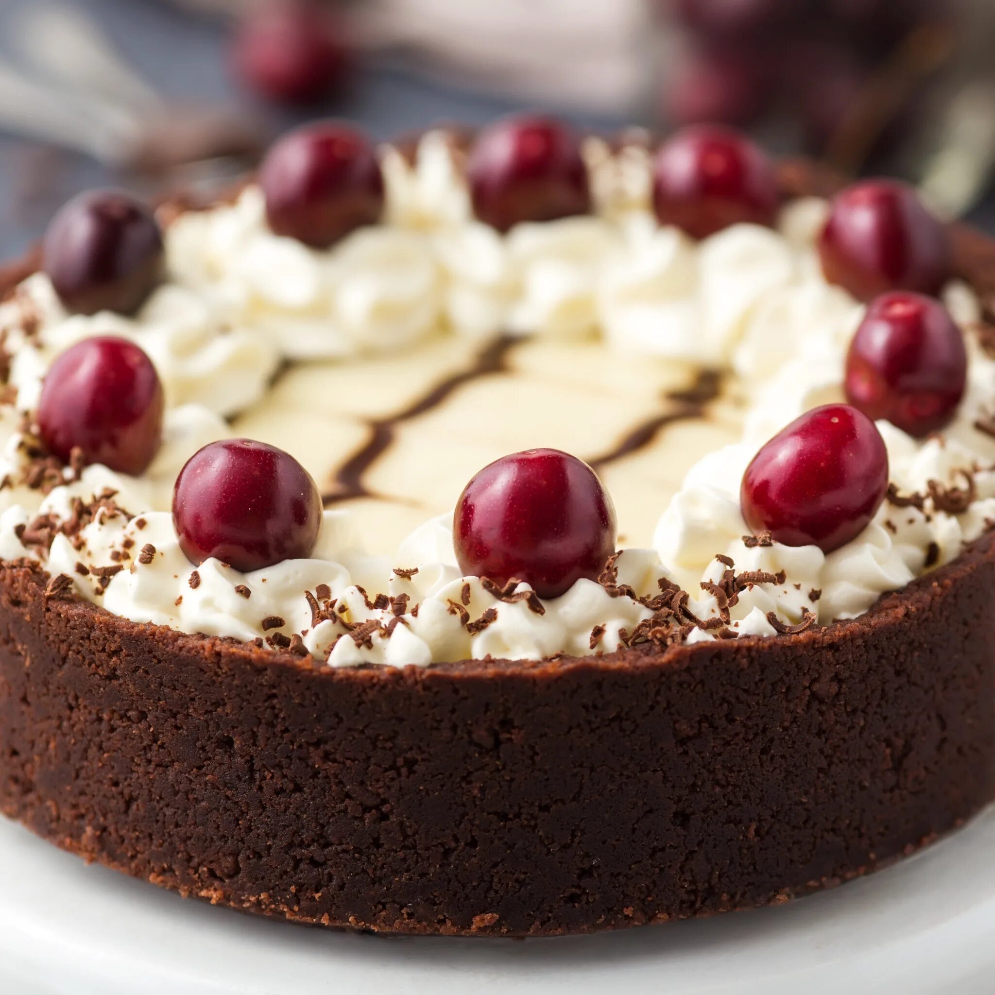 кремовый тортик с вишенкой. торт вишня в шоколаде. торт чёрный лес шварцвальд. шоколадно вишневый торт. шоколадно вишневый торт.