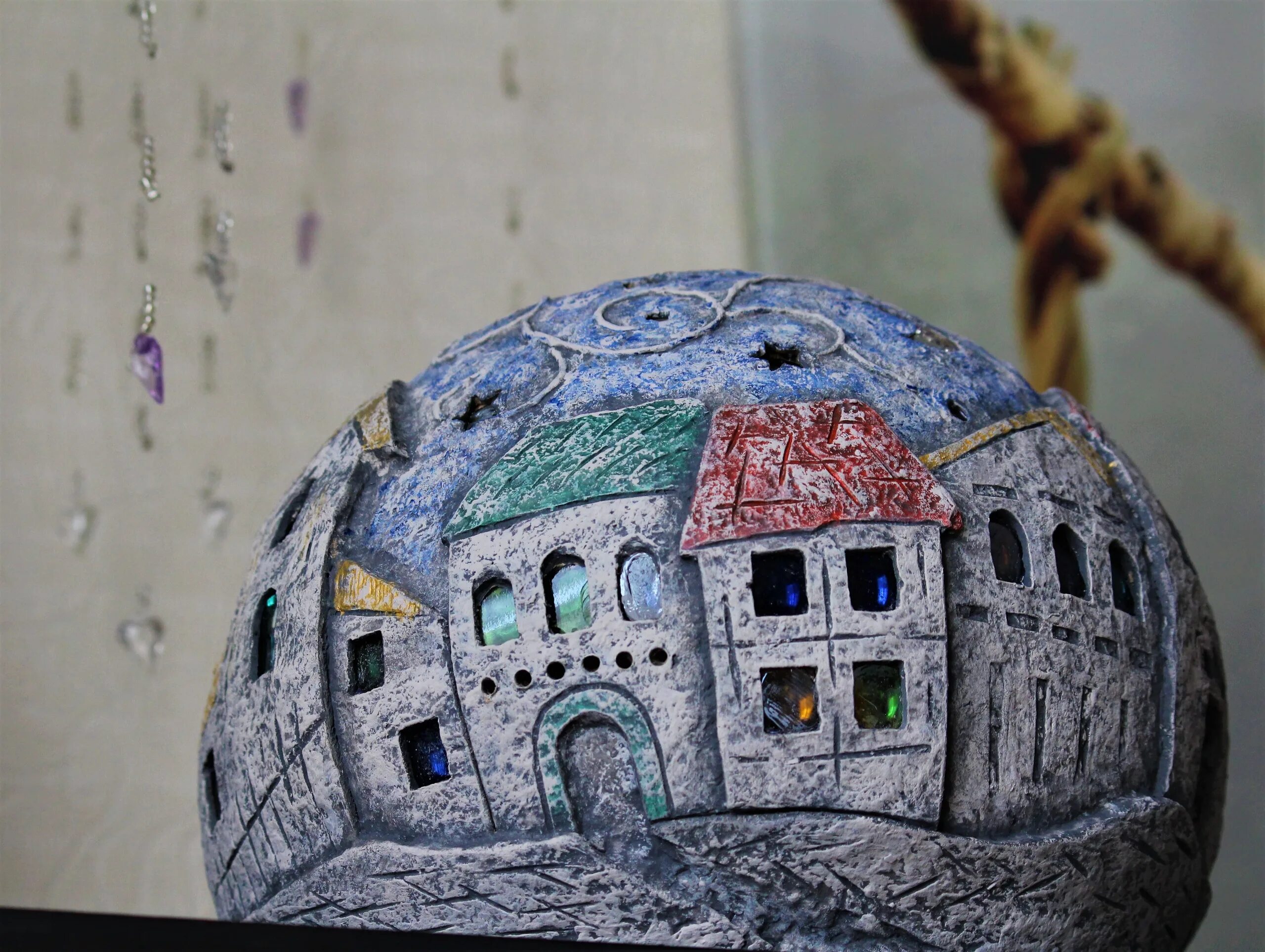 как раскрасить папье маше. домик из папье маше. папье-маше: "веселая ферма сестер aude goalec & nicole jacobs (франция)". роспись папье маше. папье маше тарелка.