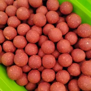 Трусикидегі арық брюнетка порно