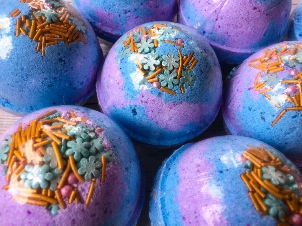 Бомбочки ручной работы. Бомбочки для ванны. необычные бомбочки для ванны. цветные бомбочки для ванны. бомба для ванной.