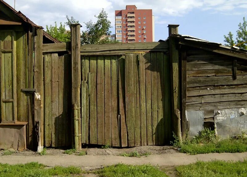 Заборы в торжке. Деревенские ворота. Старые деревянные ворота. Старый забор. Старые Деревенские ворота.