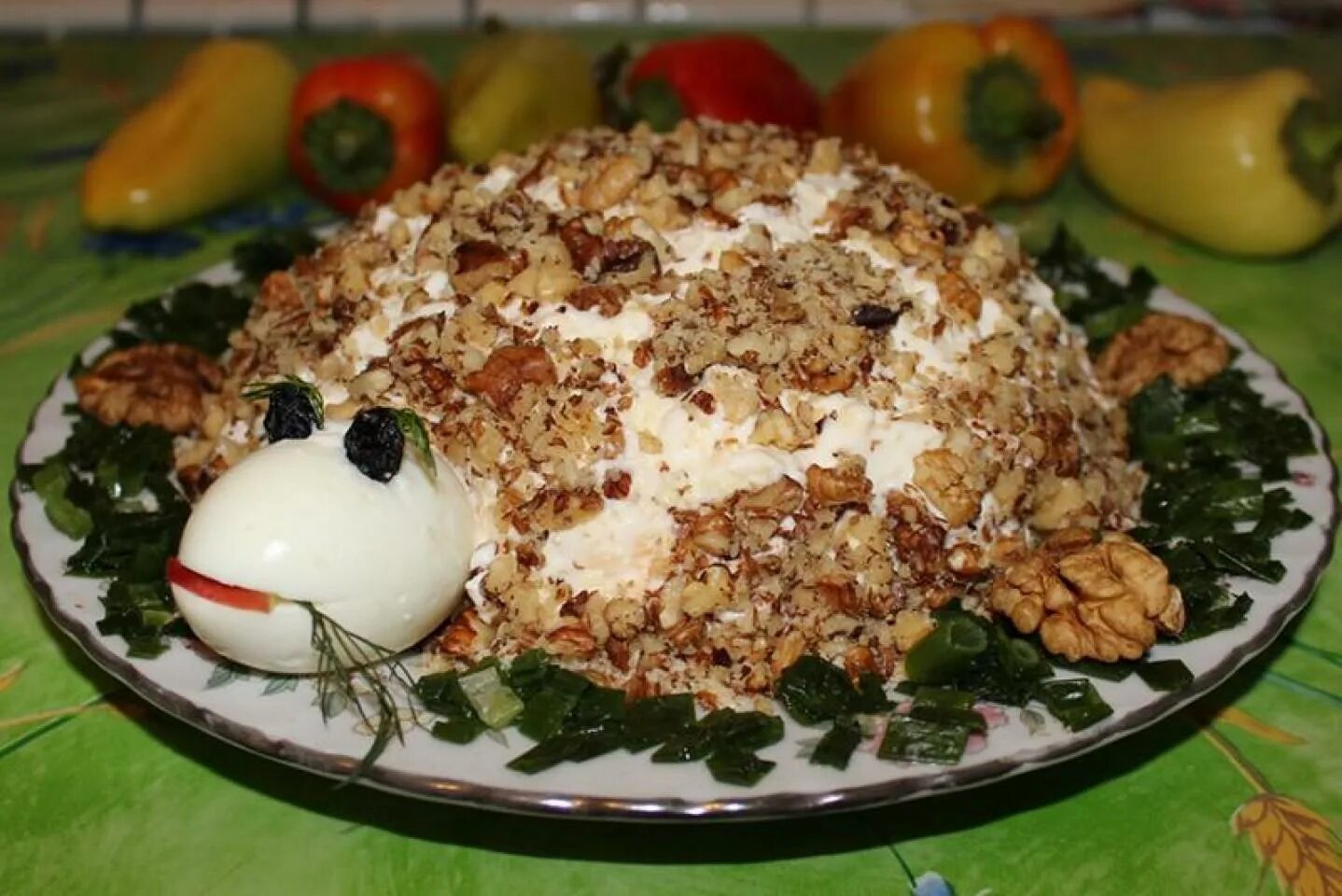 Салаты черепаха с грецкими орехами и черносливом. Салат черепаха. салат черепашка. салат черепашка с курицей. салат черепаха с курицей с грецкими орехами и черносливом и яблоками.