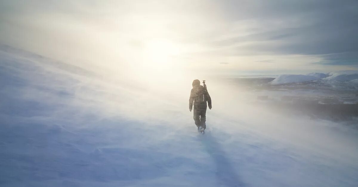 Человек идет по снегу. Метель в горах. Одинокий Путник в горах.