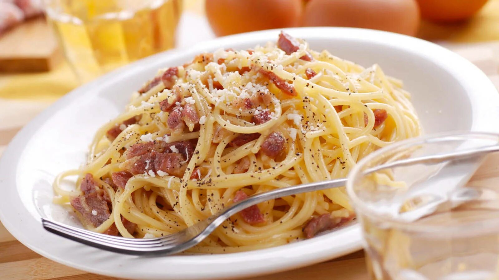Как выглядит спагетти. Паста карбонара. Итальянская паста карбонара. Спагетти карбонара с панчеттой. Карбонара Италия.