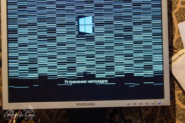 Сделай горизонтальный экран. Горизонтальные полоски на мониторе. Полосы на мониторе компьютера горизонтальные. Полоски на экране монитора компьютера горизонтальные. Артефакты видеокарты вертикальные полосы на экране.
