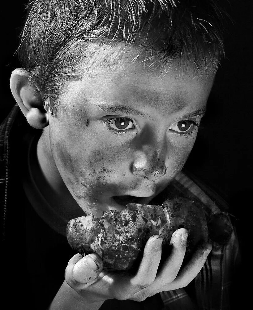 Девочка ест землю. Смешные дети. Ребенок ест песок в песочнице. Ребенок ест песок в песочнице. Песок для детей.